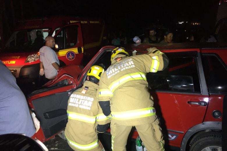 Colisão entre carro e caminhão deixa vítima presa às ferragens