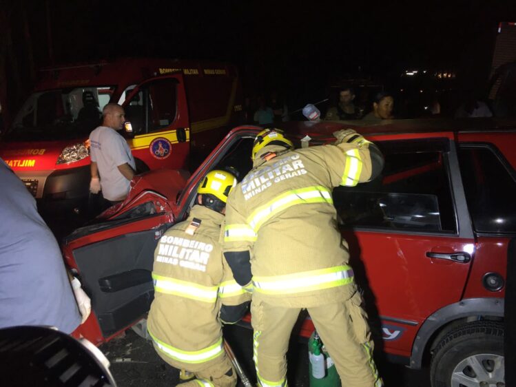 Colisão entre carro e caminhão deixa vítima presa às ferragens