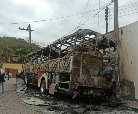 homem-e-preso-apos-incendiar-carro-e-onibus-em-ferros