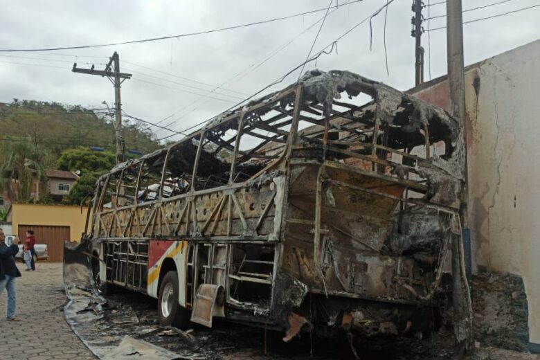 Homem é preso após incendiar carro e ônibus em Ferros