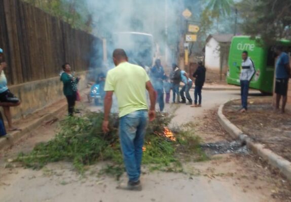 moradores-protestam-por-melhores-condicoes-das-estradas-no-ribeirao-sao-jose