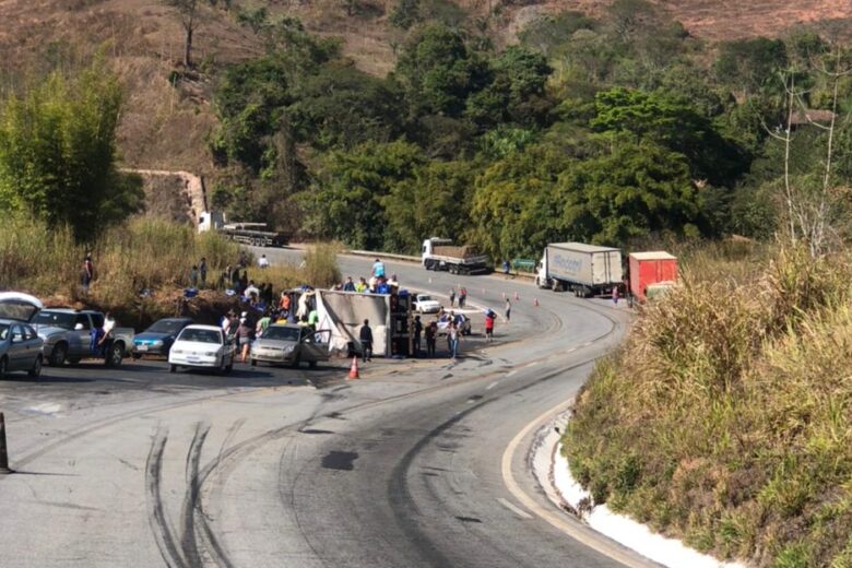 Motorista morre ao tombar carreta na estrada de Nova Era