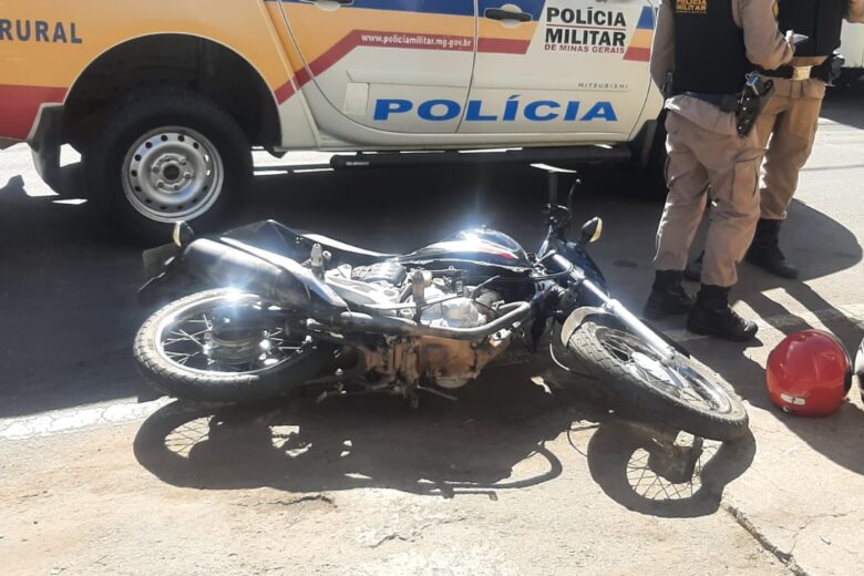 Dupla abandona motocicleta furtada após assalto em Itabira