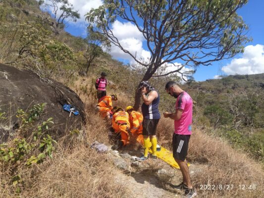 Bombeiros resgatam mulher que se acidentou em trilha de difícil acesso do Parque Estadual do Biribiri