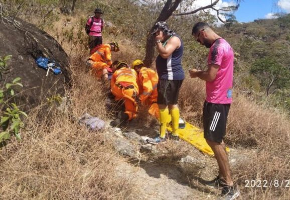 Bombeiros resgatam mulher que se acidentou em trilha de difícil acesso do Parque Estadual do Biribiri