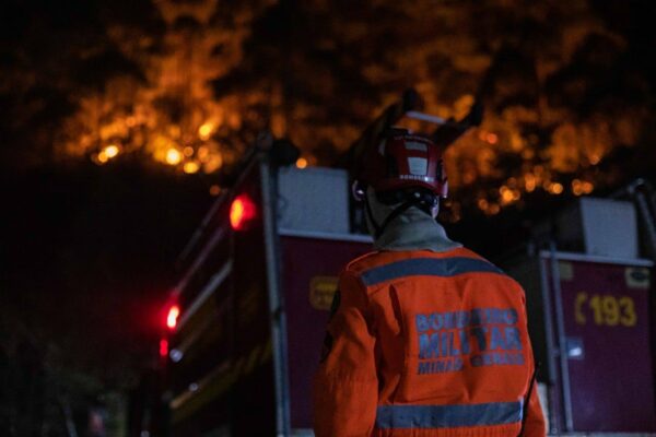 Incêndio em área de vegetação causa apreensão em moradores de Ouro Preto