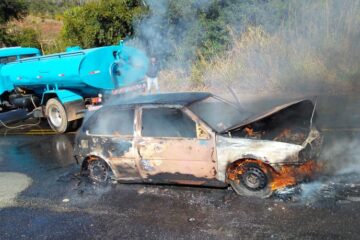 Carro pega fogo e interdita a BR-381 em Nova Era