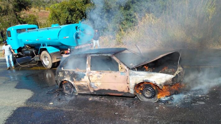 carro-pega-fogo-e-interdita-a-br-381-em-nova-era