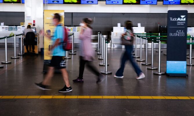 uso de máscaras em aeroportos