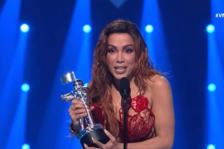 Ela envolveu! Anitta é a primeira artista solo brasileira a ser premiada no VMAs