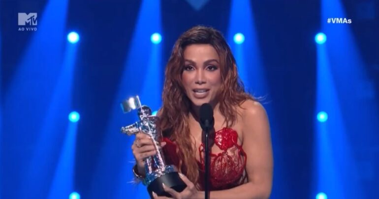 Ela envolveu! Anitta é a primeira artista solo brasileira a ser premiada no VMAs