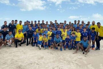 Cruzeiro se despede do Maranhão com treino na praia e visita de escolinha
