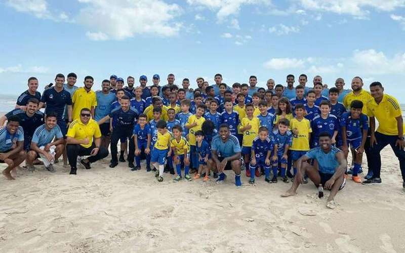 Cruzeiro se despede do Maranhão com treino na praia e visita de escolinha