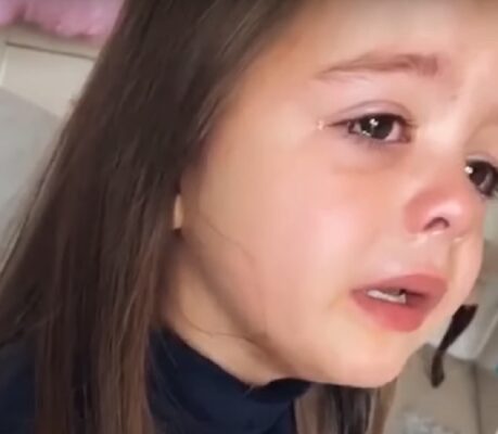 Menina chora por descobrir que não é princesa; veja vídeo