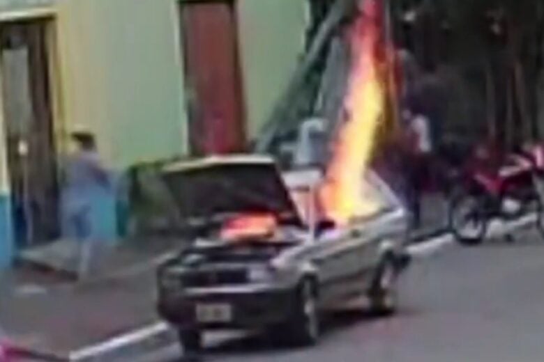 Homem morre carbonizado após seu carro explodir; veja vídeo