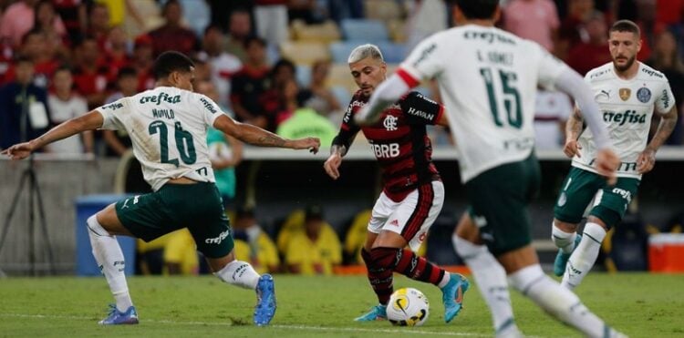 Flamengo tenta diminuir distância para líder Palmeiras