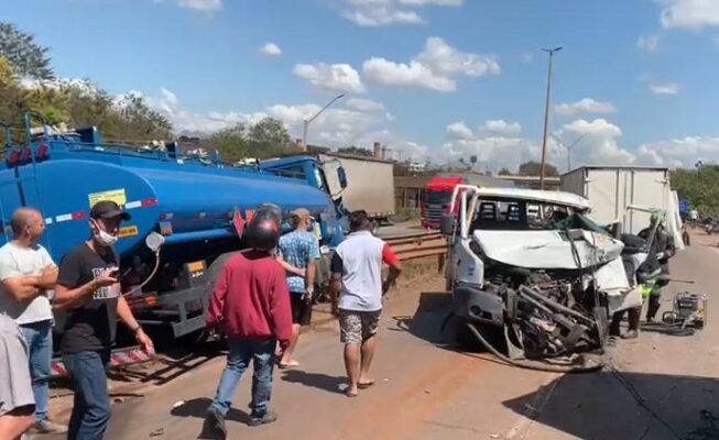 Acidente grave e carga saqueada causam transtornos na BR-381