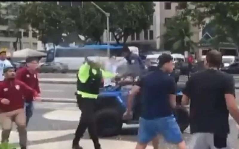Torcedores de Fluminense e Corinthians brigam em Copacabana