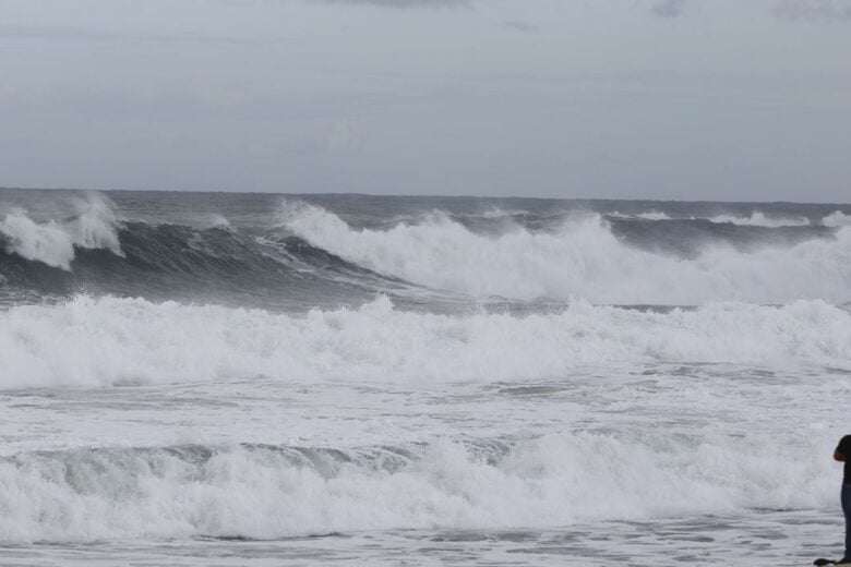 Chegada de ciclone extratropical causa ventos fortes e estragos no Rio de Janeiro