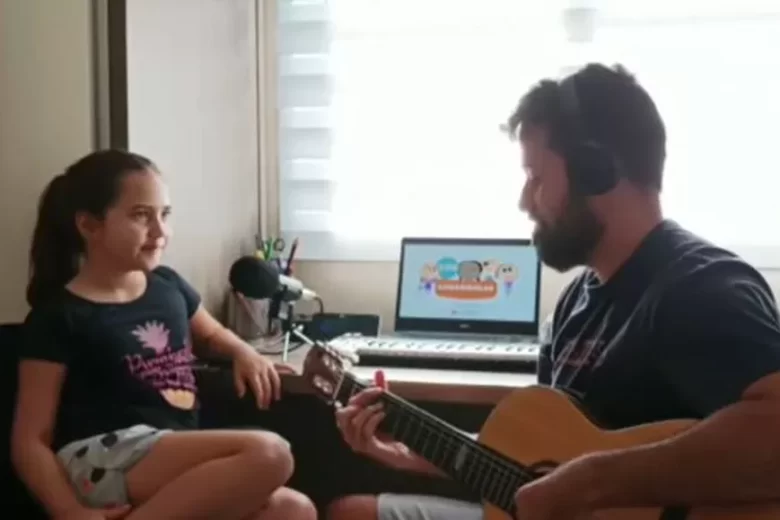 Assista vídeo: pai e filha gravam música e fazem sucesso na Web