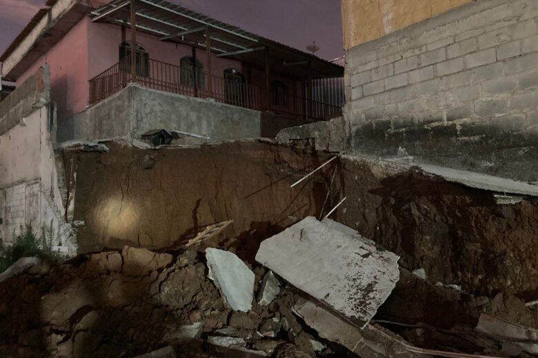 Muro cai sobre casa e família precisa ser retirada por bombeiros em BH