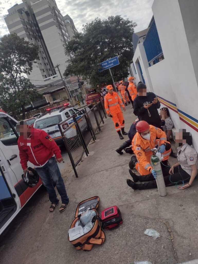 Gás lacrimogêneo atinge estudantes do Colégio Tiradentes em BH