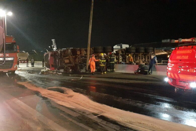 Carreta tomba e interdita Anel Rodoviário; motociclista é socorrida em estado grave