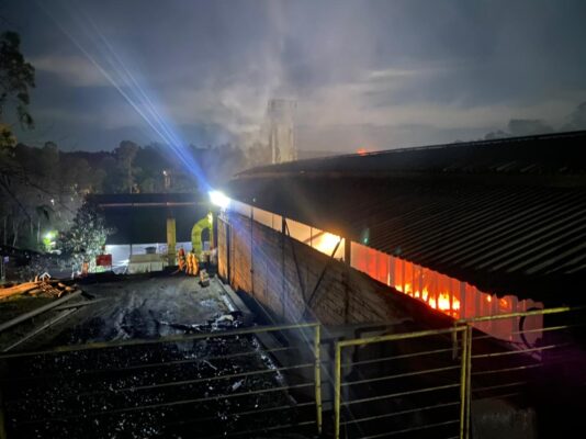 bombeiros combatem incêndio em galpão