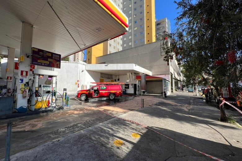 Bombeiros combatem incêndio em depósito de posto de combustível em BH