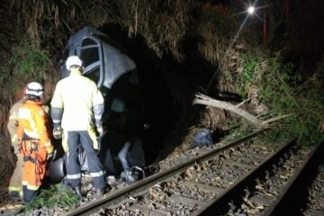 Carro cai em barranco próxima a linha férrea e quase é atingido por trem