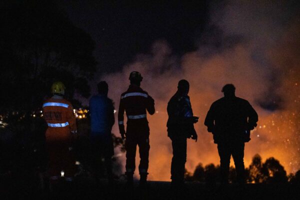 bombeiros combatem incêndios