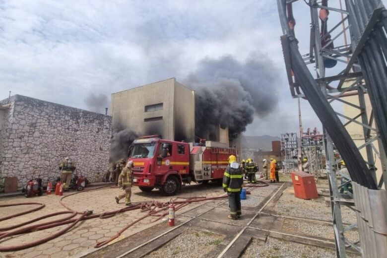 Bairros do Centro-Sul de BH ficam sem energia após incêndio em subestação da Cemig; veja vídeo