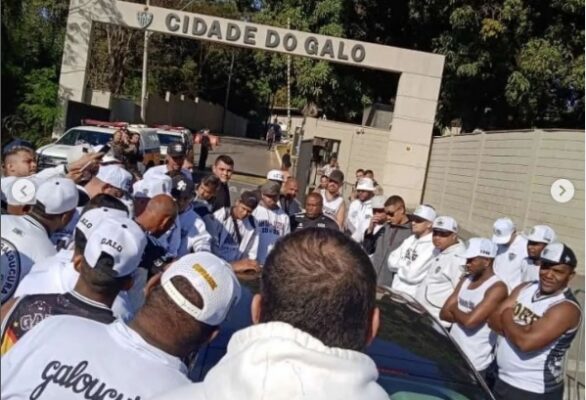 Cantando de Galo: torcida do Atlético-MG protesta em frente ao CT e cobra Vargas