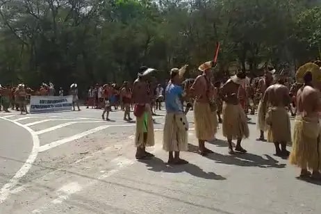 Indígenas e integrantes do MST protestam na BR-116, em Governador Valadares
