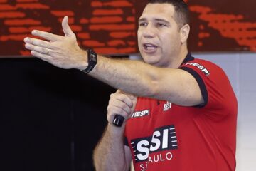 Primeiro ouro olímpico do volêi brasileiro completa 30 anos