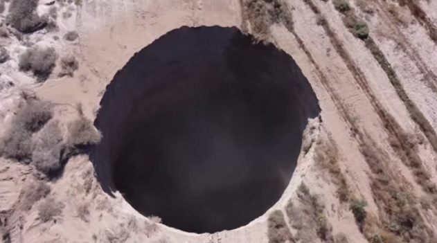 Buraco gigante aparece no deserto do Atacama e alerta autoridades, no Chile