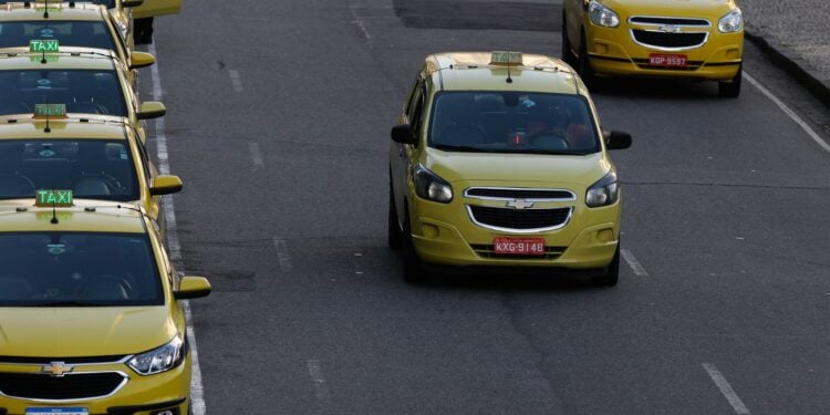 Prefeituras farão cadastro para o auxílio taxista; entenda