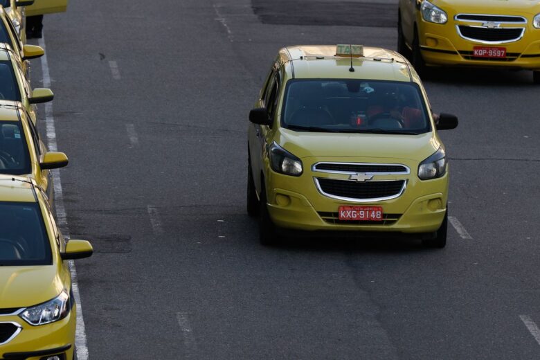 Prefeituras farão cadastro para o auxílio taxista; entenda