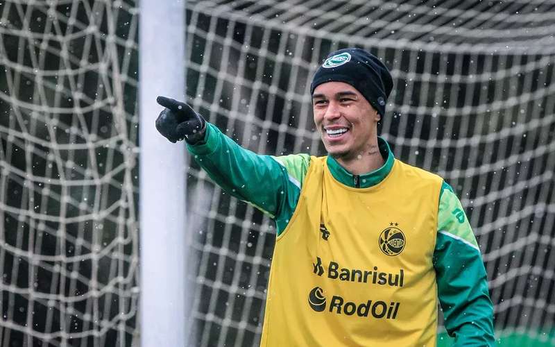 Atlético recebe sondagem de clube búlgaro pelo zagueiro Vitor Mendes