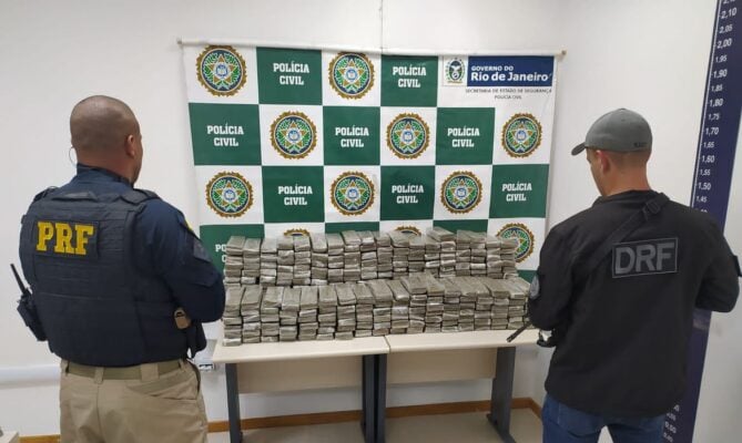 Polícia apreende 250 quilos de maconha dentro de carro roubado