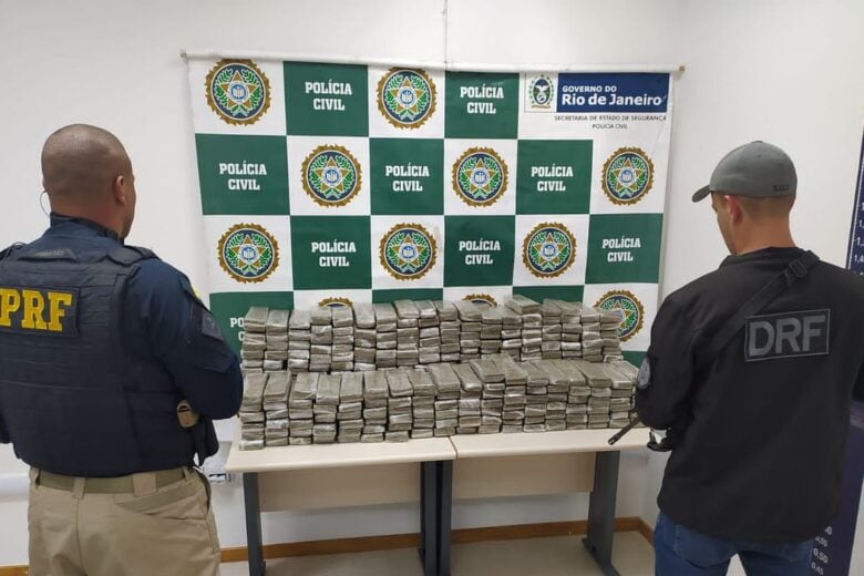 Polícia apreende 250 quilos de maconha dentro de carro roubado