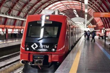 Mulher cega cai em trilho do metrô e fica embaixo de trem