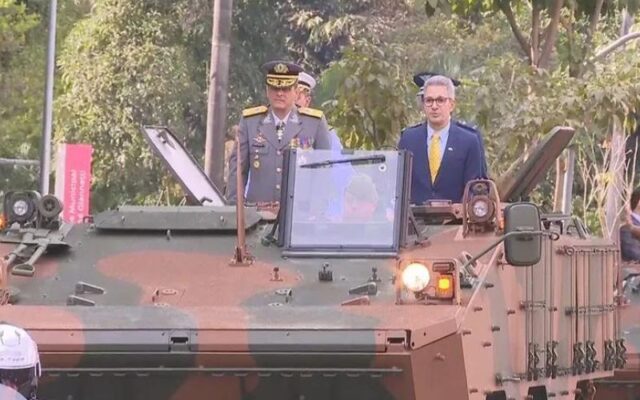 7 de Setembro: Governador de Minas desfila em tanque
