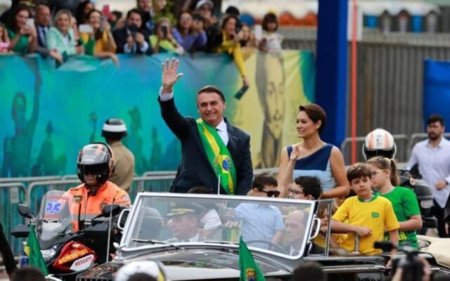 Bicentenário da Independência é celebrado com fogos e desfile, em Brasília