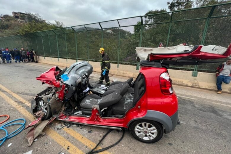 Acidente entre caminhão e carro deixa duas mulheres presas às ferragens na MG-030