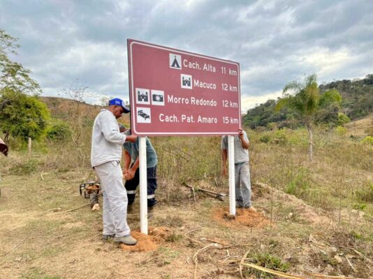 Zona rural de Itabira recebe novas placas turísticas