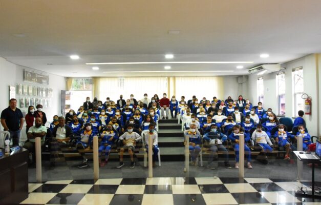 Alunos de Escola Municipal de Tempo Integral visitam a Câmara Municipal de São Gonçalo do Rio Abaixo