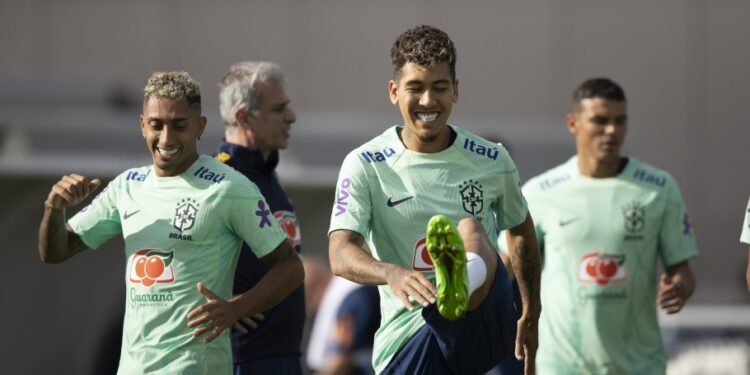 Tite inicia preparação para amistosos com seleção quase completa na França