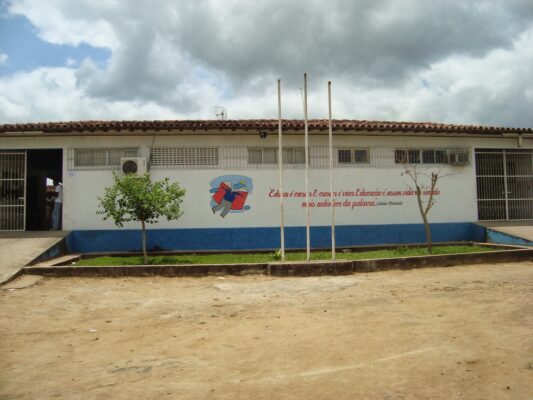 Adolescente de 13 anos fere coordenadora com faca e ateia fogo em escola na Bahia