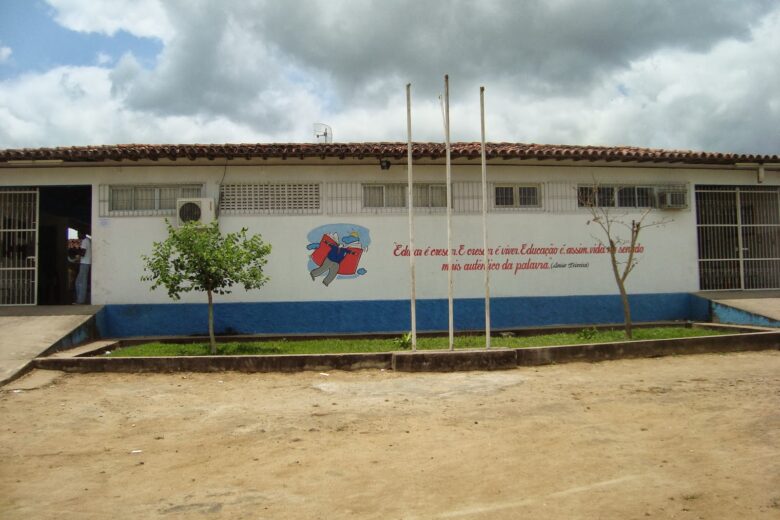 Adolescente de 13 anos fere coordenadora com faca e ateia fogo em escola na Bahia